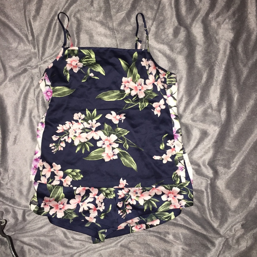 💕Vic Secret floral print pajama set 💕